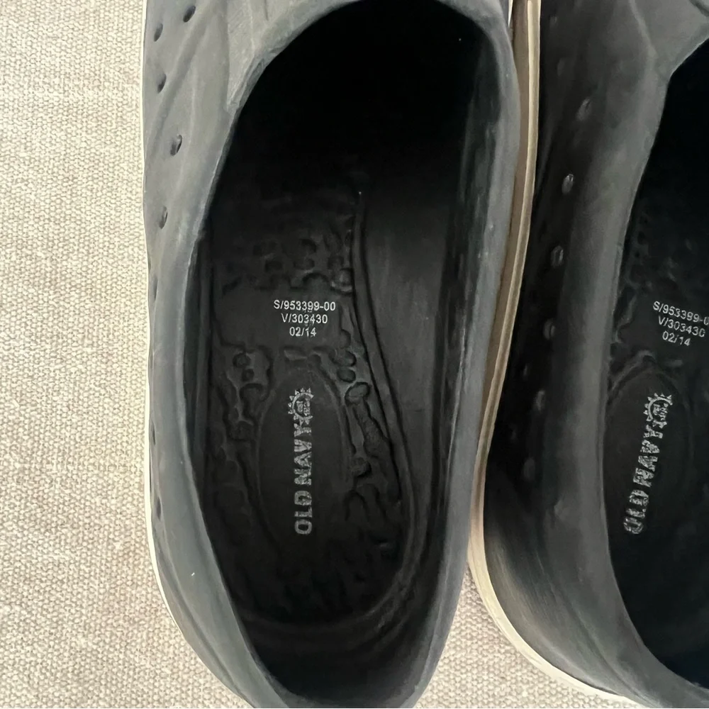 Old Navy Boys Size 4 Rubber Slip On Shoes